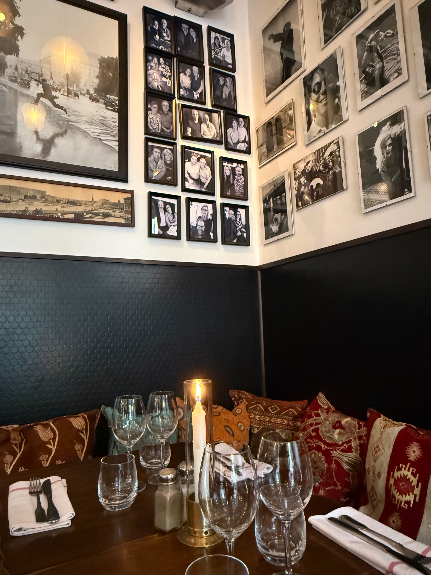 Vägg med fotografier av andra Uffe & Lotta-par som besökt restaurangen