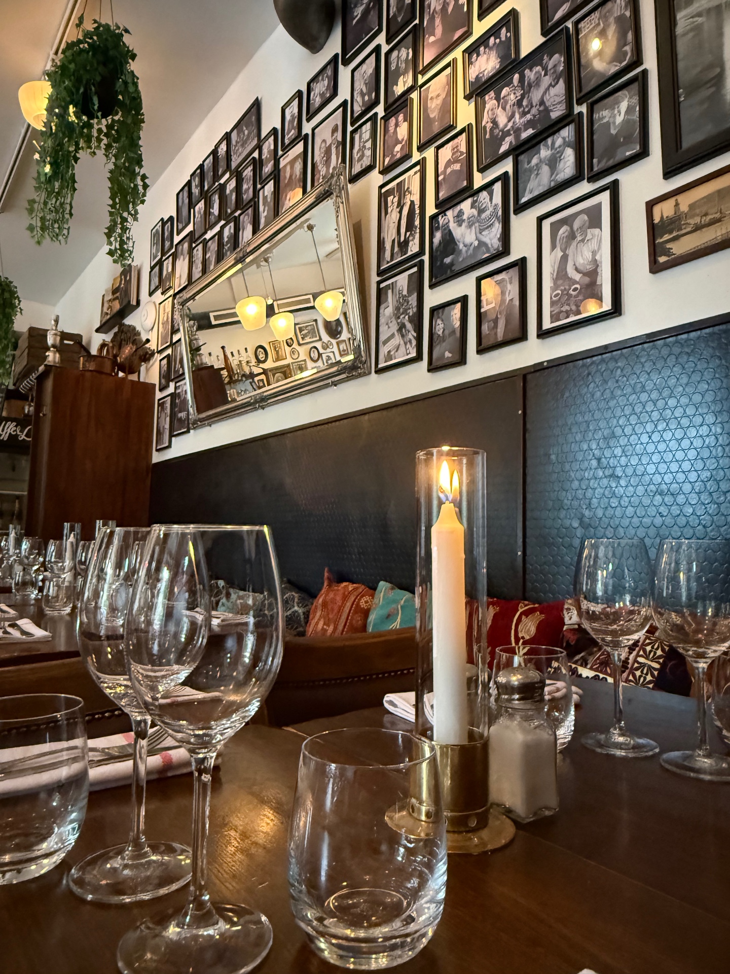 Fotoväggen i restaurangen — gäster genom åren